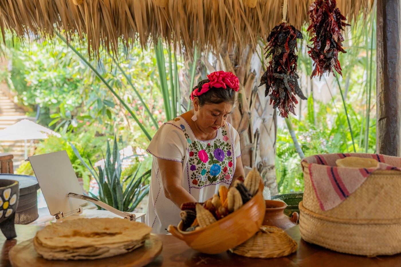 Cocinera preparando tortillas